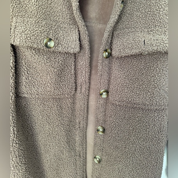 Abercrombie and Fitch Teddy Sherpa Shacket - Picture 4 of 10